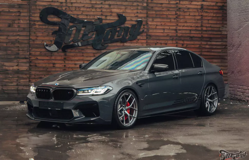 Построили новую акустическую систему для BMW M5 с дизайнерским оформлением багажника! Перешили в кожу салонный пластик, заламинировали карбоном зеркала, провели комплекс детейлинг-услуг